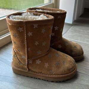 UGG Kids Classic Short II Stars, Toddler Girl's Size 8, Chestnut